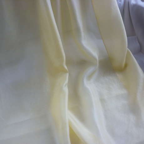 TausendschönStoffpuppen: Seidenschleier pflanzengefärbt