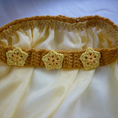 TausendschönStoffpuppen: Seidenschleier pflanzengefärbt