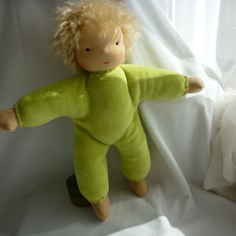 Nickilie. Stoffpuppe nach Art der Waldorfpuppe