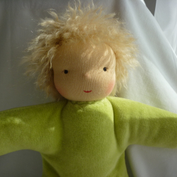 Nickilie. Stoffpuppe nach Art der Waldorfpuppe