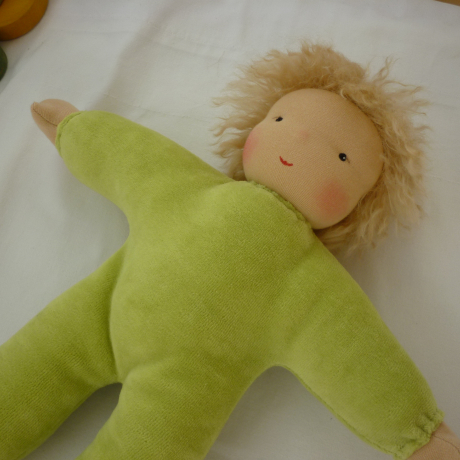 Nickilie. Stoffpuppe nach Art der Waldorfpuppe