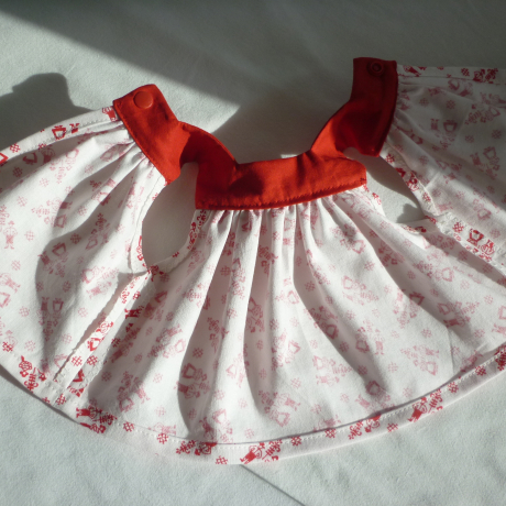 Schürzenkleid. Für Puppengröße 30 - 35 cm