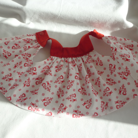 Schürzenkleid. Für Puppengröße 30 - 35 cm