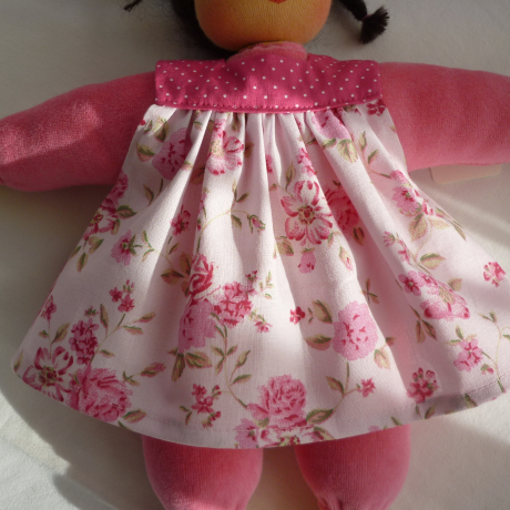 Schürzenkleid. Für Puppengröße 30 - 35 cm