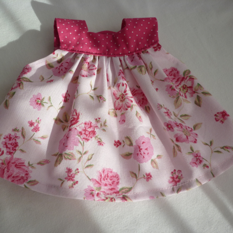 Schürzenkleid. Für Puppengröße 30 - 35 cm