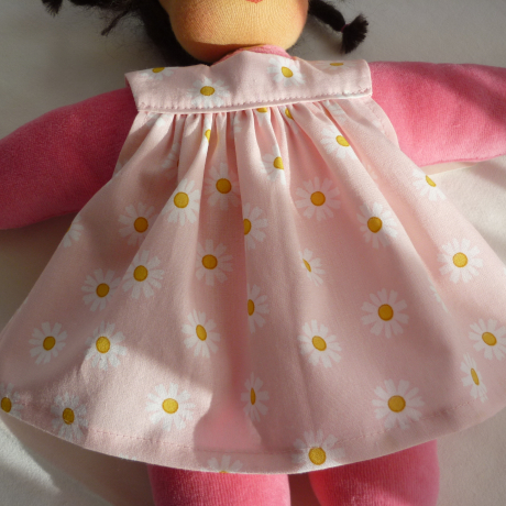 Schürzenkleid. Für Puppengröße 30 - 35 cm