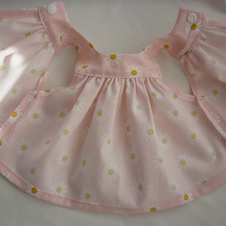 Schürzenkleid. Für Puppengröße 30 - 35 cm