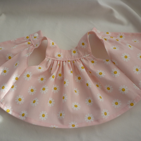 Schürzenkleid. Für Puppengröße 30 - 35 cm