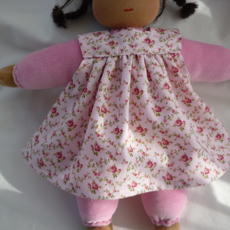 Schürzenkleid. Für Puppengröße 30 - 35 cm