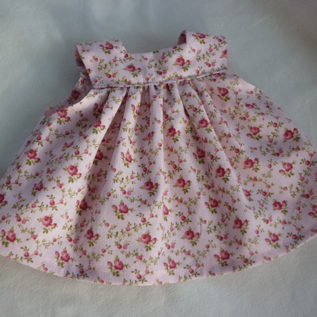 Schürzenkleid. Für Puppengröße 30 - 35 cm