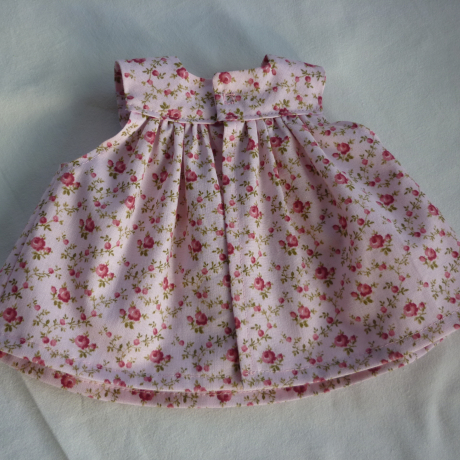 Schürzenkleid. Für Puppengröße 30 - 35 cm