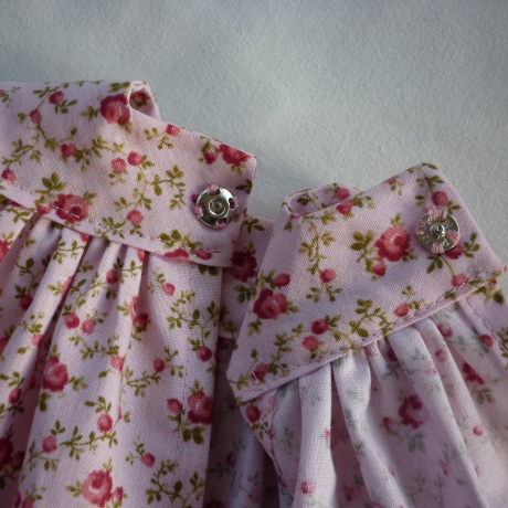 Schürzenkleid. Für Puppengröße 30 - 35 cm