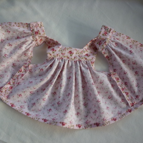 Schürzenkleid. Für Puppengröße 30 - 35 cm