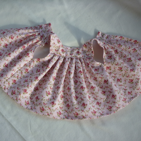 Schürzenkleid. Für Puppengröße 30 - 35 cm