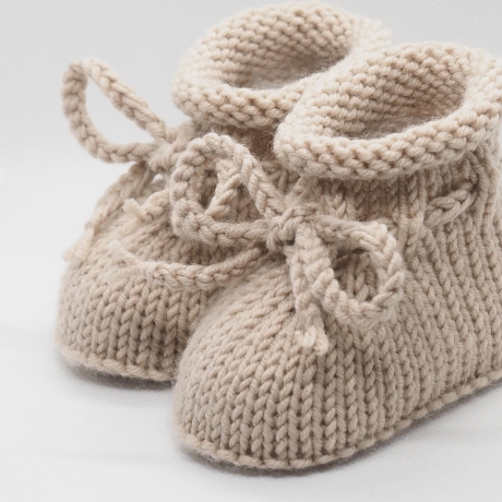 beige Babyschuhe, 0-3 Monate, aus reiner Wolle gestrickt