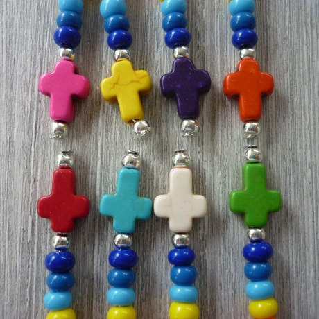 Handgearbeiteter Charm mit Fisch und Kreuz / Bunt