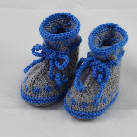 grau blaue Babyschuhe aus Babygarn gestrickt 3-6 Monate