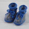 grau blaue Babyschuhe aus Babygarn gestrickt 3-6 Monate