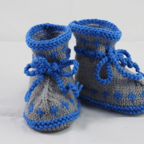 grau blaue Babyschuhe aus Babygarn gestrickt 3-6 Monate