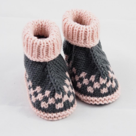 grau rosa Babyschuhe 3-6 Monate gestrickt aus Wolle