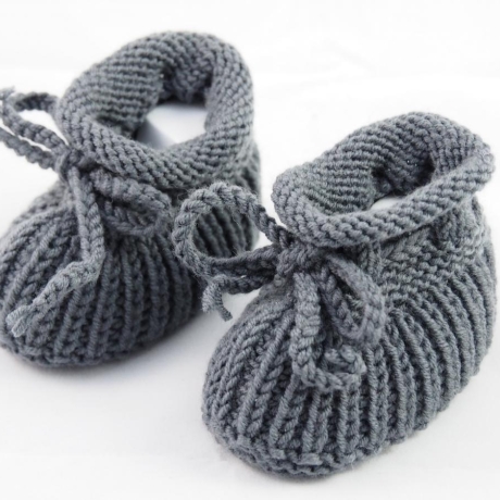 dunkelgraue Babyschuhe 4-9 Monate gestrickt aus Wolle