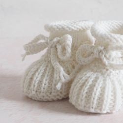 wollweiße Babyschuhe, 3-6 Monate, gestrickt, aus Wolle