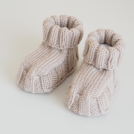 beige Babyschuhe 0-3 Monate Booties gestrickt Wolle