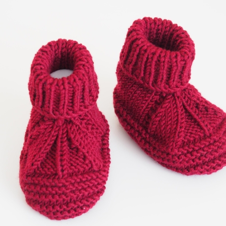 dunkelrote Babyschuhe 3-6 Monate gestrickt aus Wolle