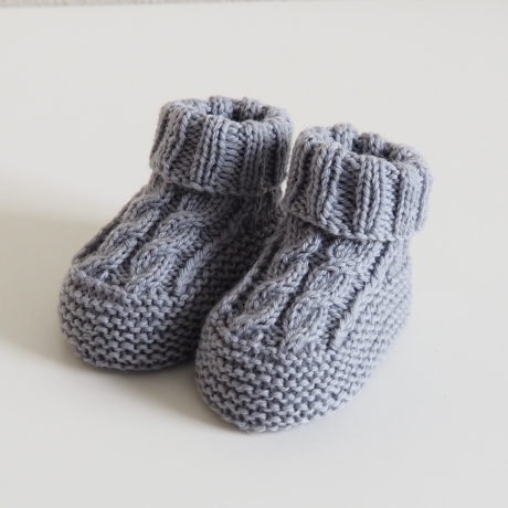 Babyschuhe, 0-3 Monate, von Hand gestrickt, in grau, aus Babygarn