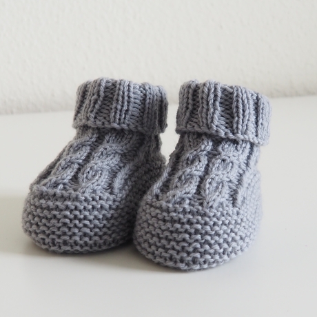 Babyschuhe, 0-3 Monate, von Hand gestrickt, in grau, aus Babygarn