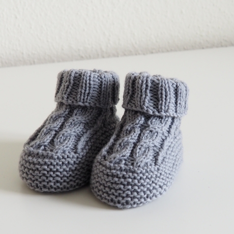 Babyschuhe, 0-3 Monate, von Hand gestrickt, in grau, aus Babygarn