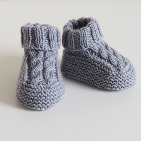 Babyschuhe, 0-3 Monate, von Hand gestrickt, in grau, aus Babygarn