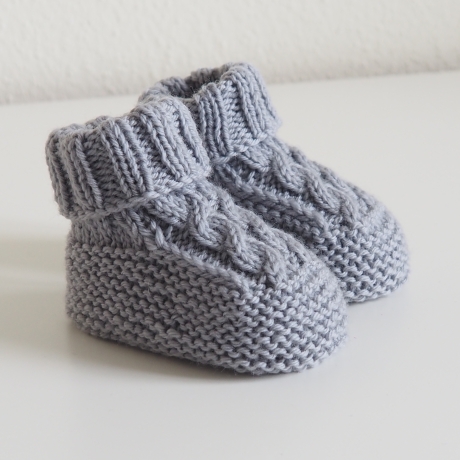 Babyschuhe, 0-3 Monate, von Hand gestrickt, in grau, aus Babygarn