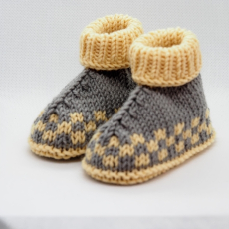 grau gelbe Babyschuhe Hüttenschuhe aus Wolle gestrickt 3-6 M