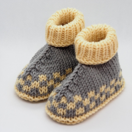 grau gelbe Babyschuhe Hüttenschuhe aus Wolle gestrickt 3-6 M