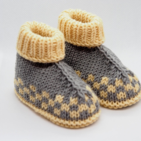 grau gelbe Babyschuhe Hüttenschuhe aus Wolle gestrickt 3-6 M