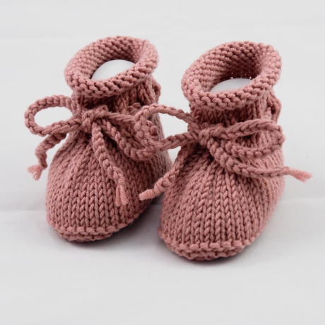 gestrickte Babyschuhe 0-3 Monate in dunkelrosé