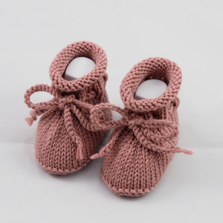 gestrickte Babyschuhe 0-3 Monate in dunkelrosé