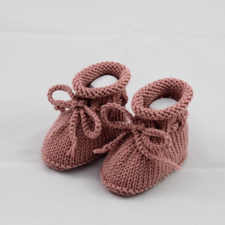 gestrickte Babyschuhe 0-3 Monate in dunkelrosé