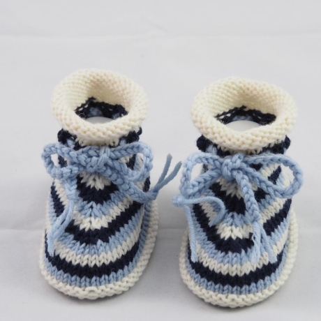 blau gestreifte Babyschuhe aus Wolle 3-6 Monate gestrickt