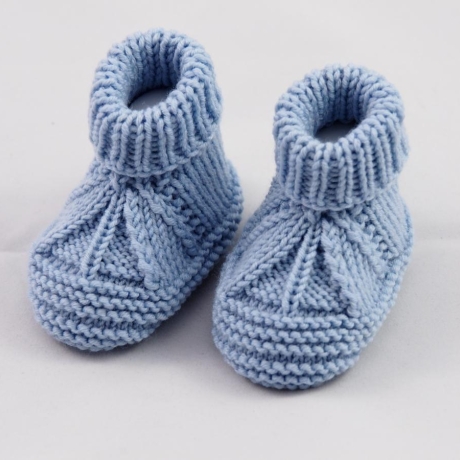 hellblaue Babyschuhe 3-6 Monate gestrickt aus Wolle