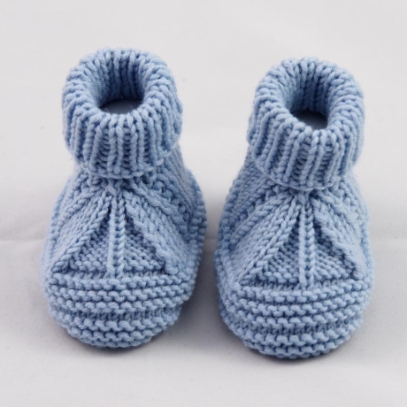 hellblaue Babyschuhe 3-6 Monate gestrickt aus Wolle