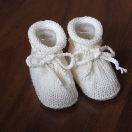 weiße Taufschuhe, 4-9 Monate, gestrickte Babyschuhe, reine Wolle