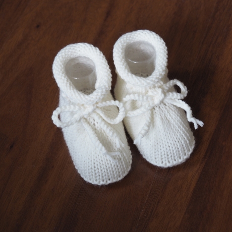 weiße Taufschuhe, 4-9 Monate, gestrickte Babyschuhe, reine Wolle