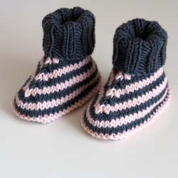 grau gestreifte Babyschuhe 0-3 Monate gestrickt aus Wolle grau gestreifte Babyschuhe 0-3 Monate gestrickt aus Wolle