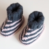 grau gestreifte Babyschuhe 0-3 Monate gestrickt aus Wolle