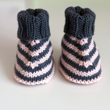 grau gestreifte Babyschuhe 0-3 Monate gestrickt aus Wolle