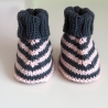 grau gestreifte Babyschuhe 0-3 Monate gestrickt aus Wolle