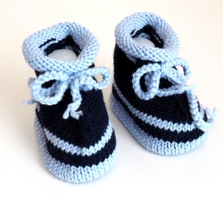 blau gestreifte Babyschuhe 3-6 Monate gestrickt aus Wolle blau gestreifte Babyschuhe 3-6 Monate gestrickt aus Wolle
