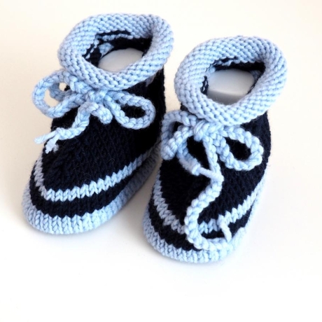 blau gestreifte Babyschuhe 3-6 Monate gestrickt aus Wolle